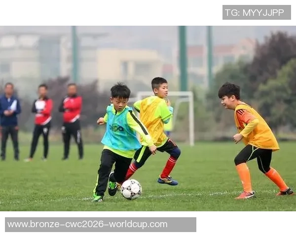 男孩几岁开始踢足球最合适探讨儿童足球启蒙的最佳年龄与方法